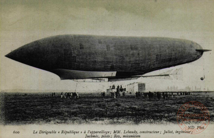 Le Dirigeable 'République' à l'appareillage ; MM Lebaudy, constructeur ; Juliot, ingénieur ; Juchmès, pilote ; Rey mécanicien