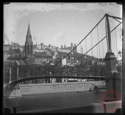 Lyon en mai 1903 - La passerelle Saint-Georges depuis le quai Tilsitt. L'église Saint-Georges à gauche et la colline de Fourvière au fond