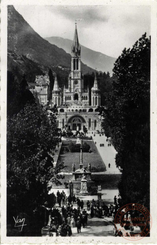 Lourdes - La Basilique et l'Esplanade