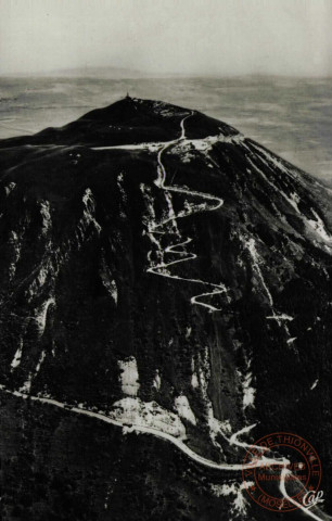 L'Autoroute à gauche et la voie Romaine du Puy-de-Dôme (alt 1465m) partant du Col Ceyssat