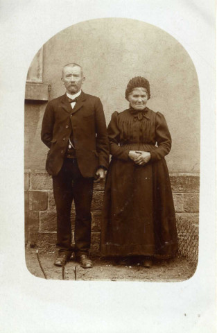 [Photographie d'un couple âgé en tenue du dimanche en 1914]