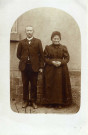 [Photographie d'un couple âgé en tenue du dimanche en 1914]