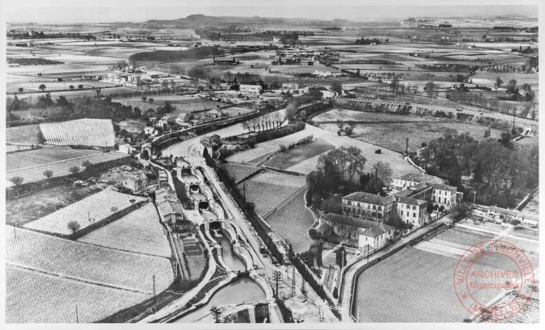 98. Commerce et transports - Le canal du Midi près de Béziers