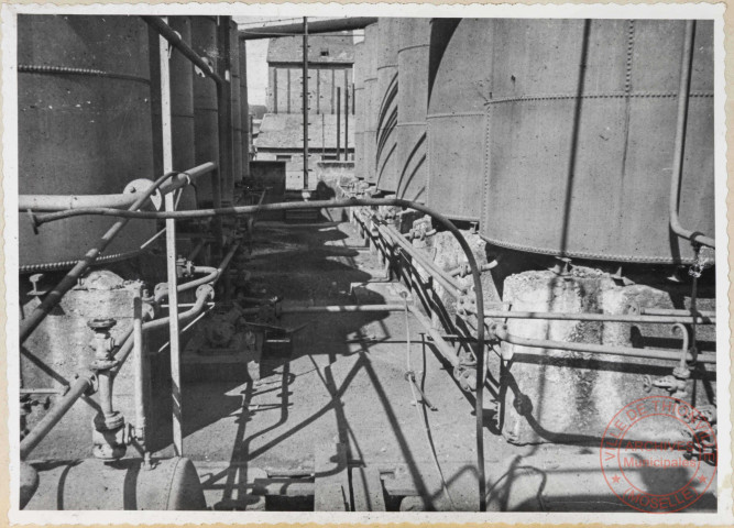 Parc à benzol. A remarquer le mauvais état des tuyauteries des réservoirs et des fondations des réservoirs.