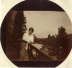 [Photographie d'une dame sur un balcon en 1915]