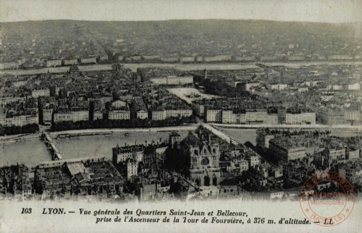 LYON - Vue Générale des Quartiers Saint-Jean et Bellecour, prise de l'Ascenseur de la Tour de Fourvière, à 376m. d' alt.