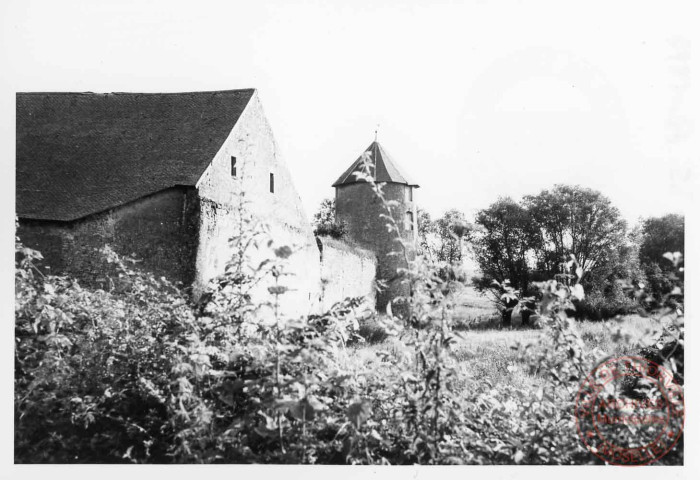 Château fort de Puttelange-lès-Thionville, situé au lieu-dit "Burg". Construit en 1653 (date portée sur le linteau de la porte piétonne du logis)