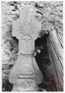 Pierre tombale située dans l'église Saint-Denis de Roussy-le-Village. Croix érigée en mémoire de l'assassinat de Louis Masson, de Salm Château, le 5 mai 1809