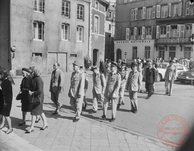 [Personnes se rendant à une cérémonie religieuse à l'église Saint-Maximin - Place de l'Eglise]