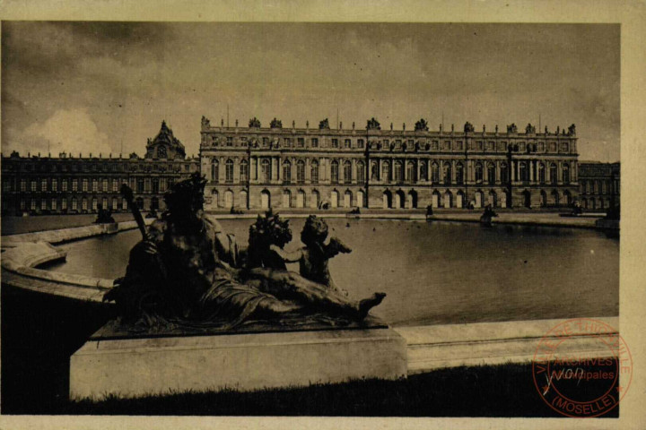 Façade du Château sur les Parterres d'Eau .