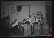 Foire exposition de 1948 - Groupe de musiciens sur la scène du Trianon Palace