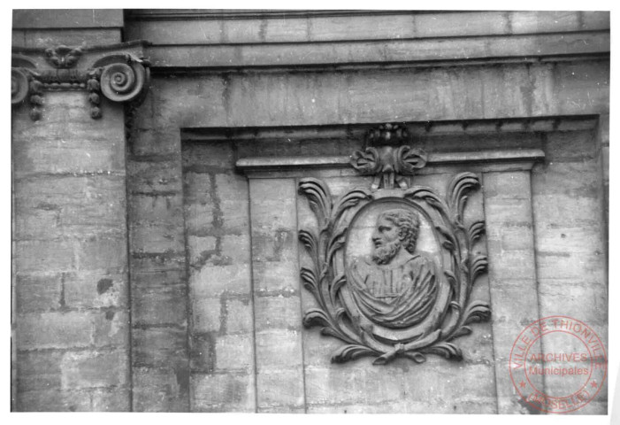 Place de l'Eglise, église Saint-Maximin, détail sur le médaillon de Saint-Paul - Thionville