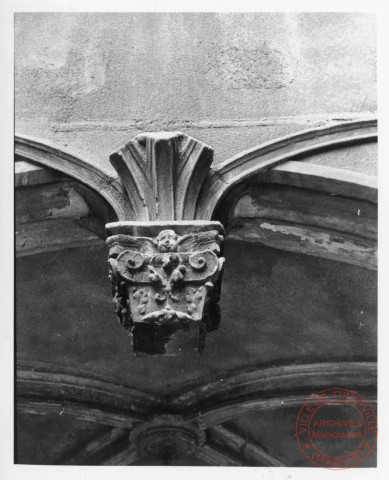 Cour du Château, chapiteau renaissance du porche du tribunal - Thionville