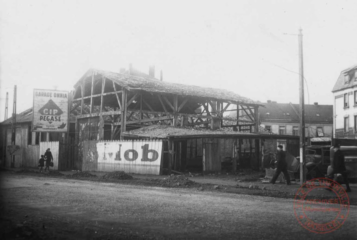 Guerre 1939-1945. Le garage Omnia rue Joffre, à l'arrière, la rue des Grains