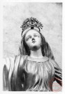 Statue de la vierge de l'Assomption située à l'église paroissiale Saint-Rémy de Puttelange-lès-Thionville. Elle est placée sur l'autel latéral de gauche, peinte en dorée et ornée d'angelots