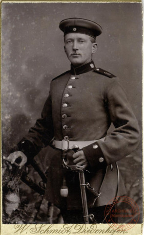 [Portrait d'un soldat allemand du 8e Regt d'Artillerie en studio avec sabre et cigare au début du 20e siècle]