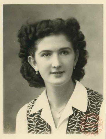 Photo d'identité d'une femme (peut-être Carmen)