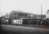 Guerre 1939-1945. Le garage Omnia rue Joffre, à l'arrière, la rue des Grains