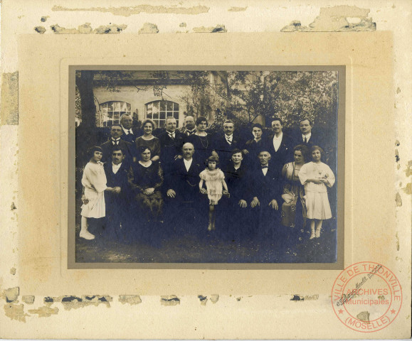 [Photographie de mariage de la famille Schmitt vers 1900]