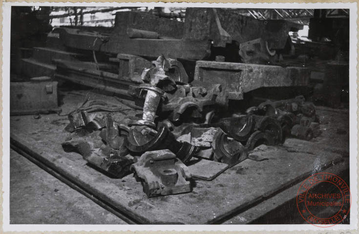 Chapeaux des paliers du train de rouleaux du blooming. Ces chapeaux sont cassés ou fendus.