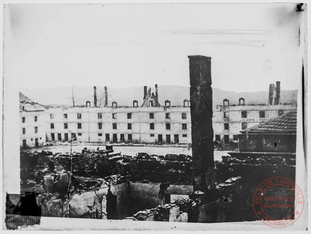 [La caserne des remparts après les bombardements de 1870 (appelée plus tard caserne Turenne)]