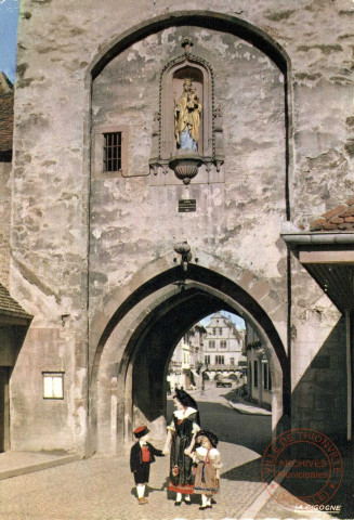 Alsaciens devant la Porte d'Entrée de Molsheim.