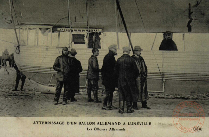 ATTERISSAGE D'UN BALLON ALLEMAND A LUNEVILLE : Les Officiers Allemands