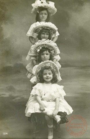 [Quatre petites filles en robes claires posant les unes derrière les autres]