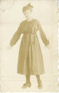 [Photographie de Gabrielle Hourte en robe noire dans les années 1910]