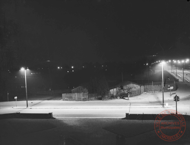 [Vue de nuit du pont des Alliés pris depuis l'Hôtel de Ville]