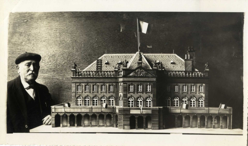 [Photographie de Nicolas Pierra époux de Victorine Pals à côté de son oeuvre, le théâtre de Metz]
