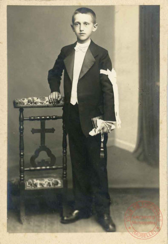Portrait d'un garçon lors de sa communion ou profession de foi