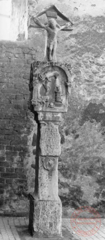 Bildstock daté 1626 situé devant la médiathèque de Gandrange (ancienne église), place Jeanne d'Arc. Crucifixion en haut et dessous 4 niches, Sainte-Barbe à droite, Saint-Hubert sur l'avant, Saint-Nicolas en arrière et à gauche un Saint non identifié