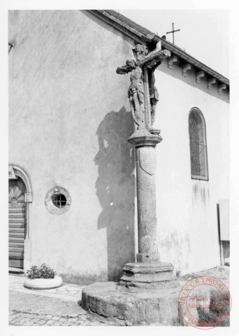 Calvaire (croix double) situé devant la chapelle Saint-Hippolyte, 1 rue Saint-Hippolyte à Haute-Rentgen (commune de Basse-Rentgen). Croix érigée vers 148X (la lecture du 4e chiffre étant illisible, date portée sur le fût) pour le capitaine Peter Blager à la mémoire de ses soldats tombés près de Rodemack. Deux statuettes ont disparu