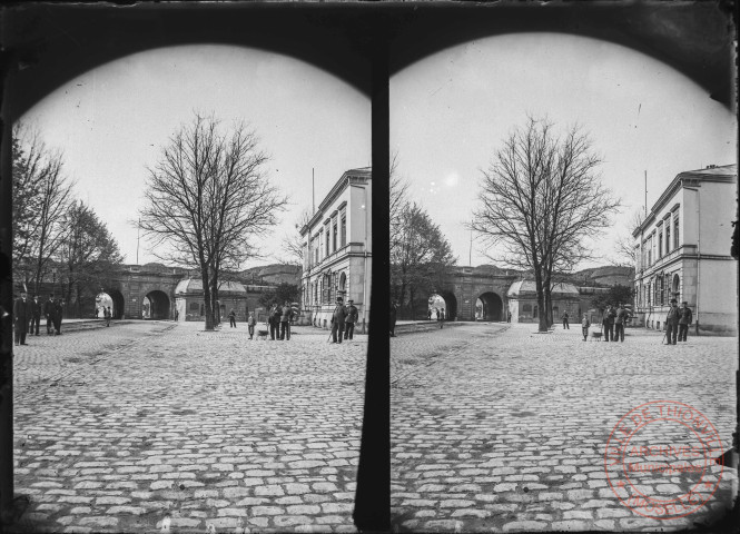 [Bureau de garnison place de la République et porte de Metz. Stéréoscopie]