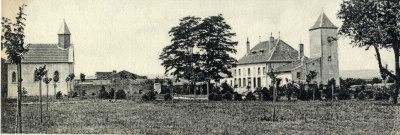 [Photographie d'une maison et d'une chapelle dans les années 1900]