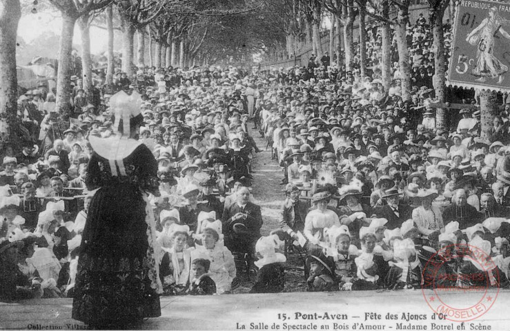 Cartes d'Autrefois (1890-1920) - Folklore et traditions - Pont-Aven - Fête des Ajoncs d'Or - La salle de spectacle au bois d'Amour - Madame Botrel en scène