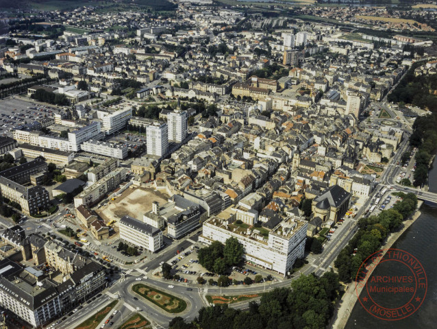 Vue aérienne de Thionville - Le centre ville - Au premier plan la Place de la République et le début des travaux de la Cour des Capucins