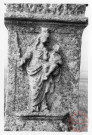 Bildstock situé au lieu-dit "Herrenberg" à Beyren-lès-Sierck. Christ en croix, Vierge et Saint-Jean