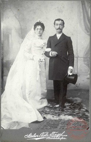 Couple de jeunes mariés posant en studio