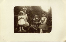 [Photographie de jeunes filles sur la terrasse de la maison Hourte en 1915]
