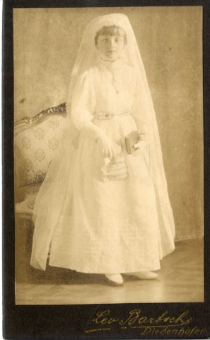 [Photographie de Madeleine Hourte en tenue de communiante dans les années 1910]