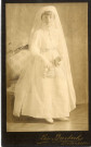 [Photographie de Madeleine Hourte en tenue de communiante dans les années 1910]