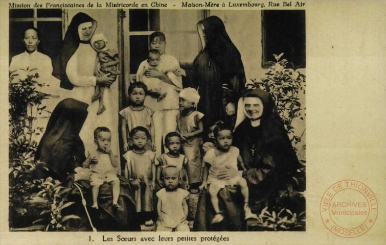 Mission des Franciscaines de la Miséricorde en Chine. Les Soeurs avec leurs petites protégées