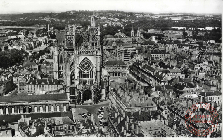 [Vue aérienne de Metz. La cathédrale, la place d'Armes et l'Hôtel de Ville]