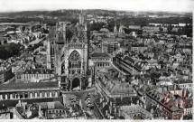 [Vue aérienne de Metz. La cathédrale, la place d'Armes et l'Hôtel de Ville]