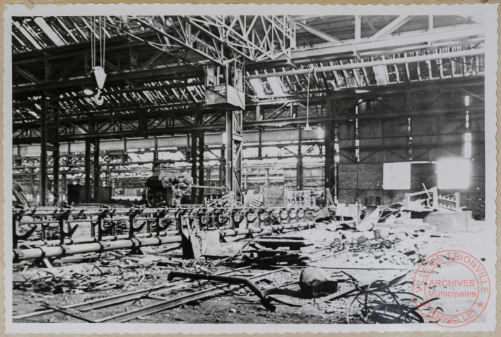 Halles 7 et 8. Machines à dresser les fils. Photo montrant le désordre de l'atelier.