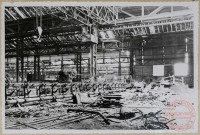 Halles 7 et 8. Machines à dresser les fils. Photo montrant le désordre de l'atelier.