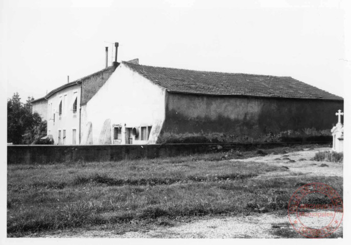 Vue depuis l'arrière du cimetière de Cattenom vers les bâtiments situés rue de la Fontaine (vers le numéro 3)