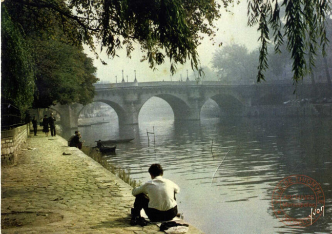 Paris - Matinée d'automne sur les quais de la Seine, au fond le Pont-Neuf